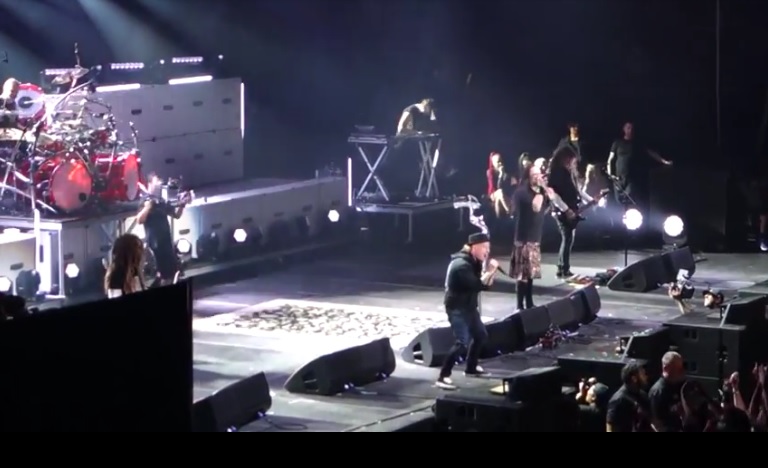 Corey Taylor sube al escenario con Korn para cantar en A Different